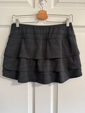 Athleta Swagger Tier Skort, Black/Charcoal stripe, Sz Small